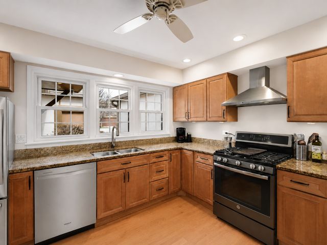 1150 Oakview Drive, Wheaton, IL 60187