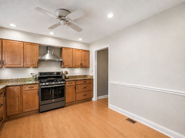 1150 Oakview Drive, Wheaton, IL 60187