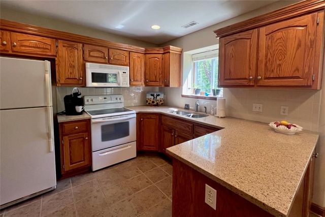 3807 Hunters Hill Drive, Lawrence, KS 66049
