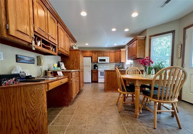 3807 Hunters Hill Drive, Lawrence, KS 66049