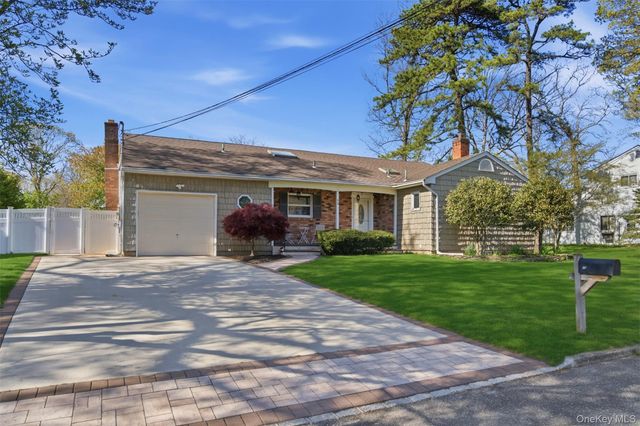 15 7th Avenue, Smithtown, NY 11787