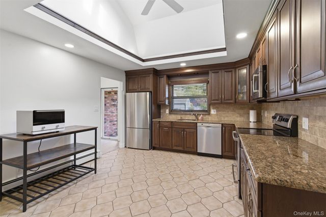 15 7th Avenue, Smithtown, NY 11787