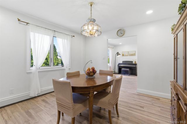 15 7th Avenue, Smithtown, NY 11787