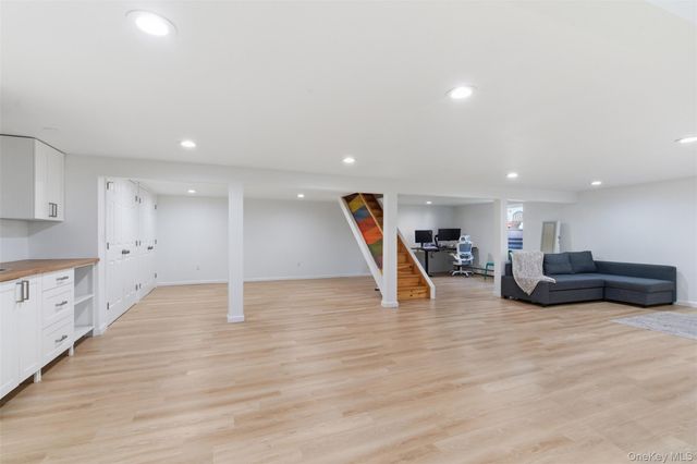 15 7th Avenue, Smithtown, NY 11787