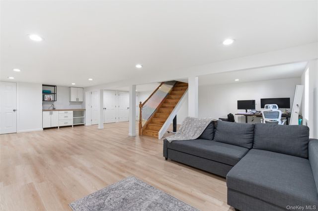 15 7th Avenue, Smithtown, NY 11787
