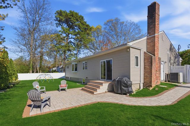 15 7th Avenue, Smithtown, NY 11787