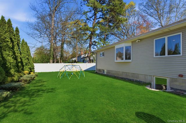 15 7th Avenue, Smithtown, NY 11787