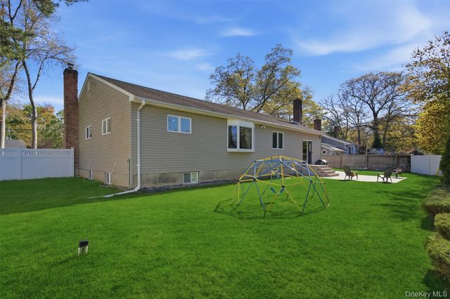 15 7th Avenue, Smithtown, NY 11787