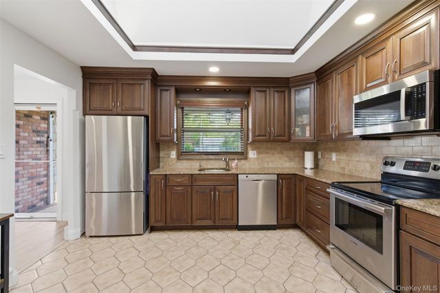 15 7th Avenue, Smithtown, NY 11787