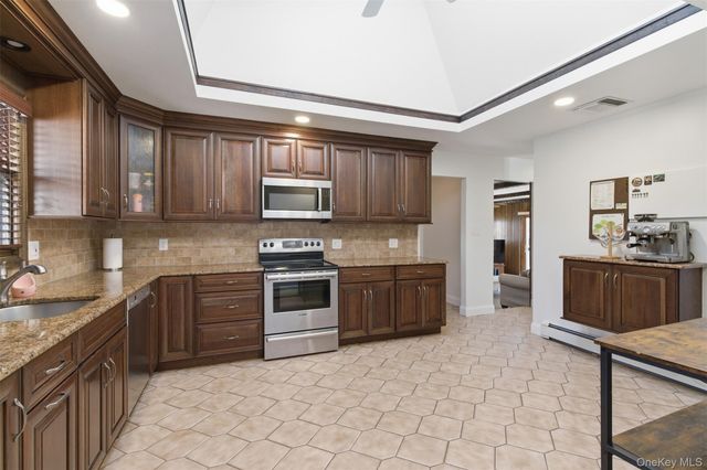 15 7th Avenue, Smithtown, NY 11787