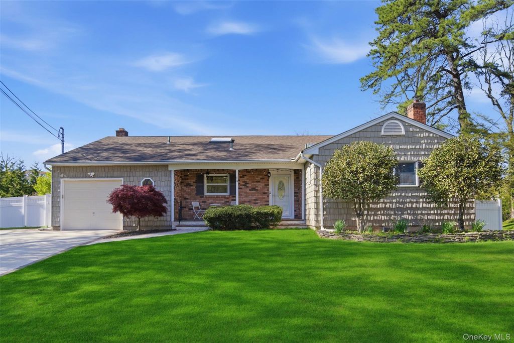 15 7th Avenue, Smithtown, NY 11787