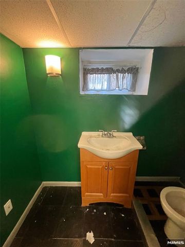 103 Broadway Bsmt, Elmwood Park, NJ 07407