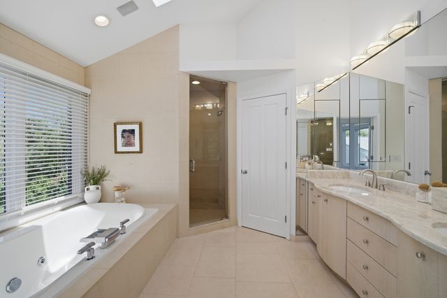 124 Ravinoaks Lane, Highland Park, IL 60035