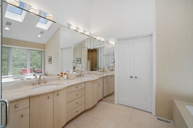 124 Ravinoaks Lane, Highland Park, IL 60035