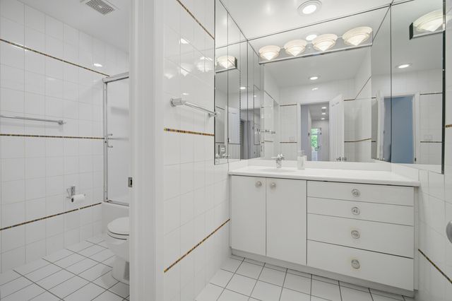 124 Ravinoaks Lane, Highland Park, IL 60035