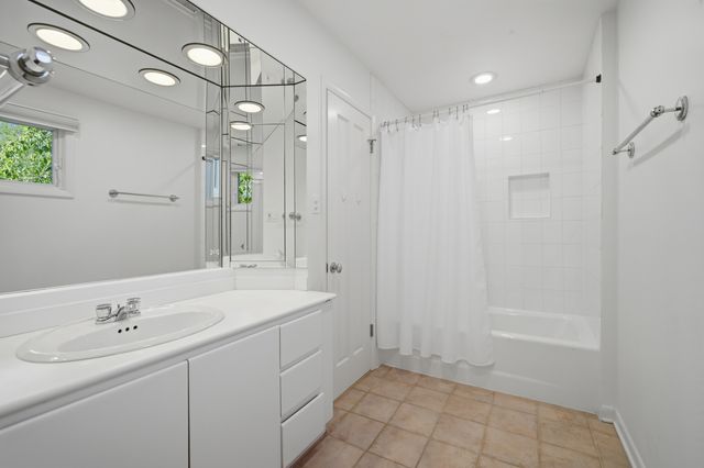 124 Ravinoaks Lane, Highland Park, IL 60035