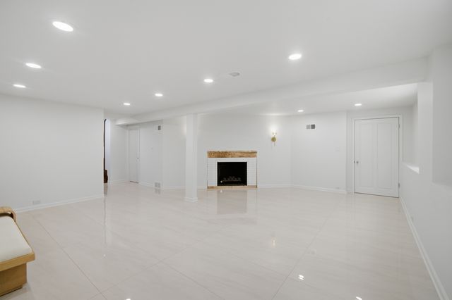 124 Ravinoaks Lane, Highland Park, IL 60035