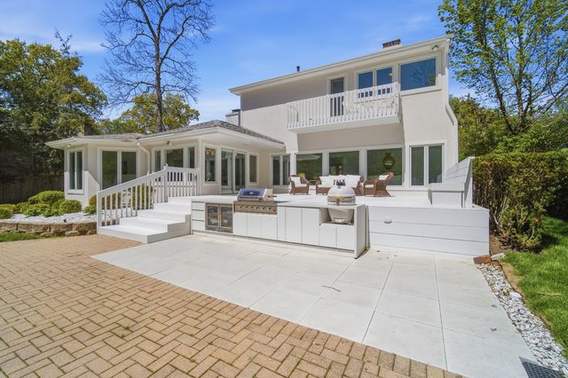 124 Ravinoaks Lane, Highland Park, IL 60035