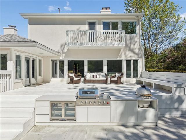124 Ravinoaks Lane, Highland Park, IL 60035