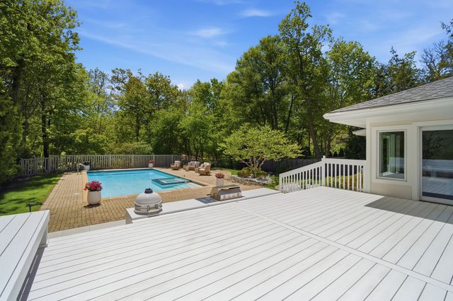 124 Ravinoaks Lane, Highland Park, IL 60035