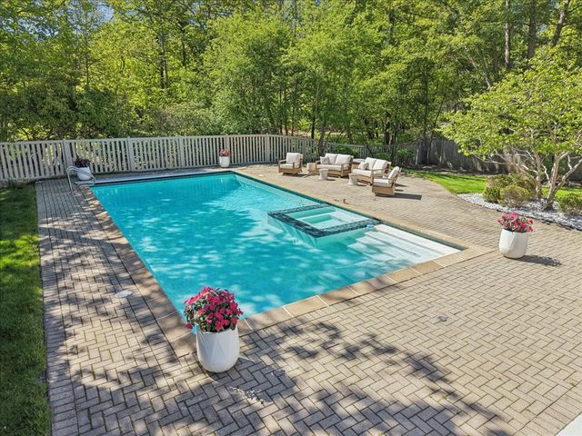 124 Ravinoaks Lane, Highland Park, IL 60035