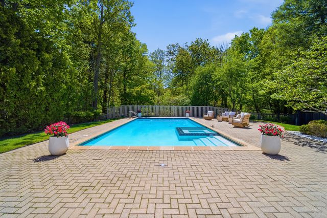 124 Ravinoaks Lane, Highland Park, IL 60035
