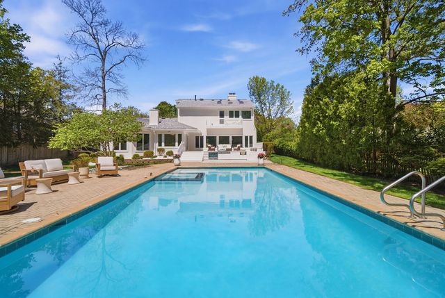 124 Ravinoaks Lane, Highland Park, IL 60035