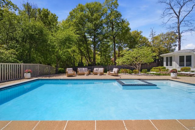 124 Ravinoaks Lane, Highland Park, IL 60035