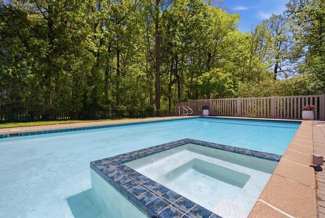 124 Ravinoaks Lane, Highland Park, IL 60035