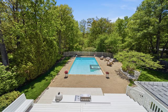 124 Ravinoaks Lane, Highland Park, IL 60035