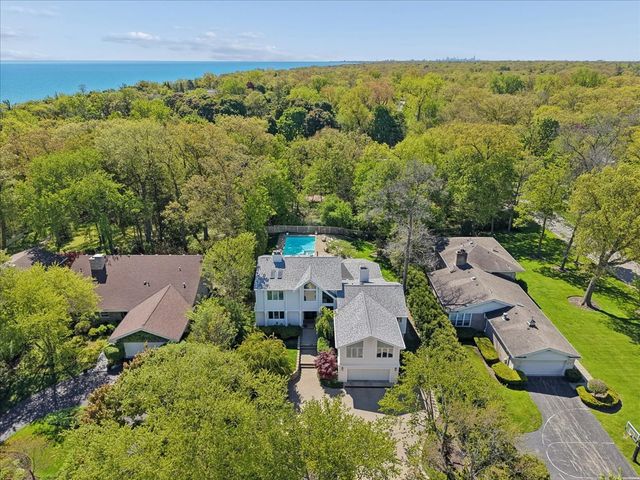 124 Ravinoaks Lane, Highland Park, IL 60035
