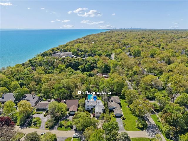 124 Ravinoaks Lane, Highland Park, IL 60035