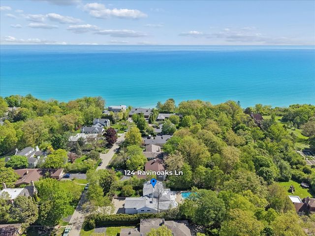 124 Ravinoaks Lane, Highland Park, IL 60035