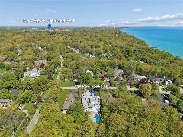 124 Ravinoaks Lane, Highland Park, IL 60035