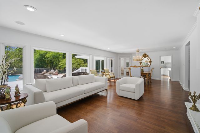 124 Ravinoaks Lane, Highland Park, IL 60035