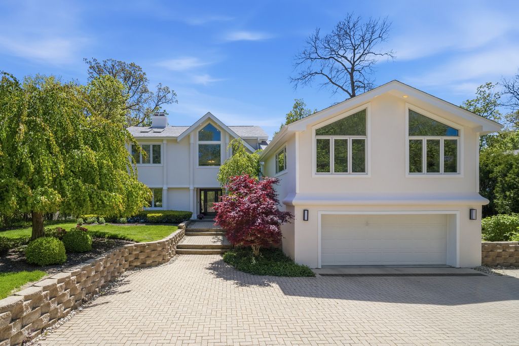 124 Ravinoaks Lane, Highland Park, IL 60035