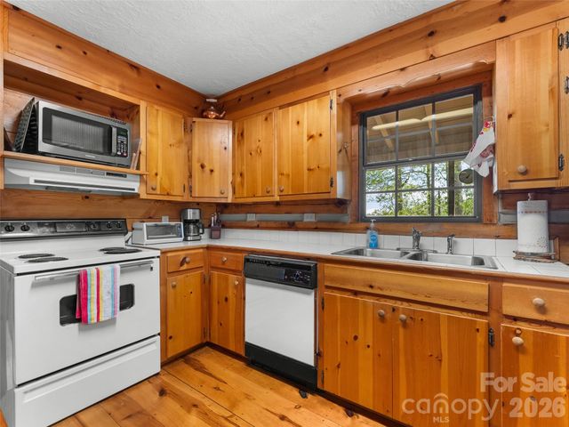 178 Tablerock Drive, Saluda, NC 28773