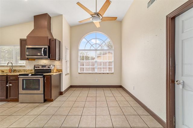 303 OAK TRACK TRAIL, Ocala, FL 34472