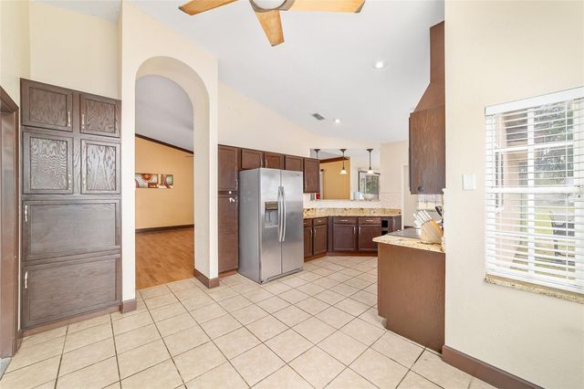 303 OAK TRACK TRAIL, Ocala, FL 34472