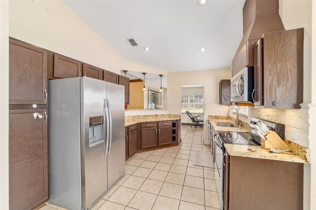 303 OAK TRACK TRAIL, Ocala, FL 34472