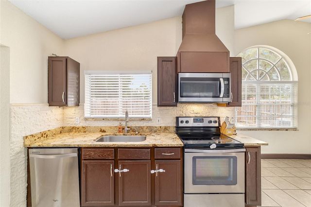 303 OAK TRACK TRAIL, Ocala, FL 34472