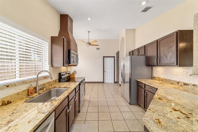 303 OAK TRACK TRAIL, Ocala, FL 34472