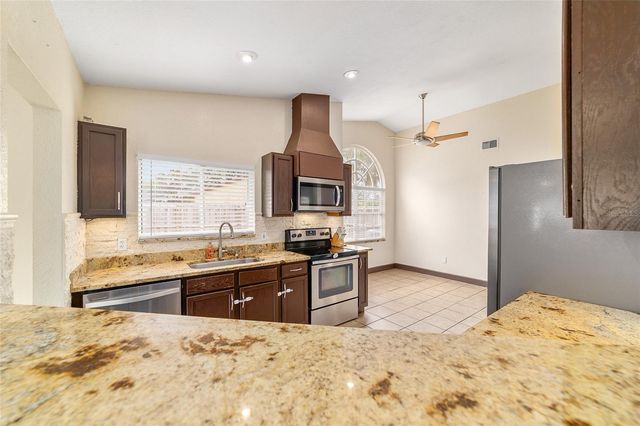 303 OAK TRACK TRAIL, Ocala, FL 34472