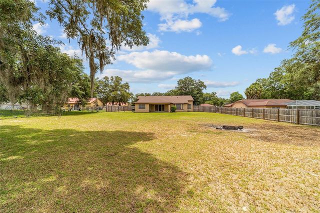 303 OAK TRACK TRAIL, Ocala, FL 34472