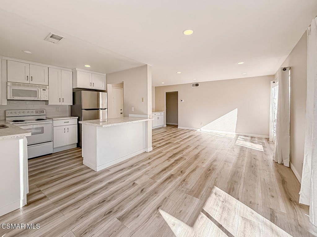 Image 4 of property listing at 291 Sequoia Court 17, Thousand Oaks, CA 91360
