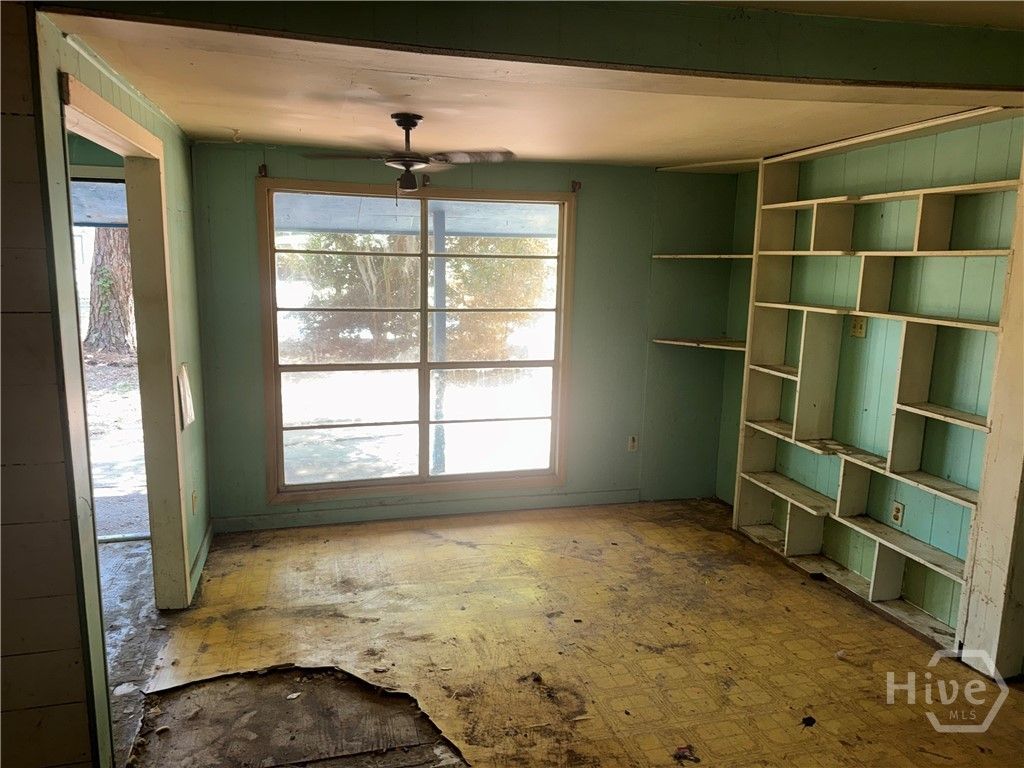 Image 3 of property listing at 18 Arthur Circle, Savannah, GA 31406