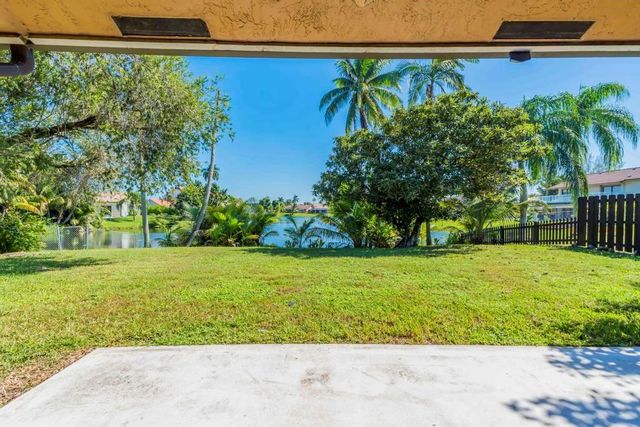 5720 W Waterford Dr, Davie, FL 33331