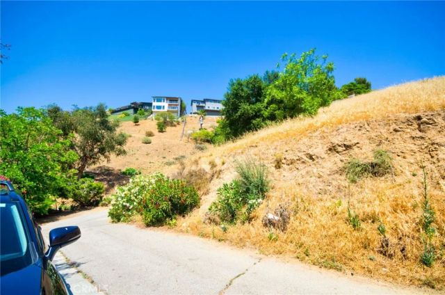 1938 N Phillips, Los Angeles, CA 90042