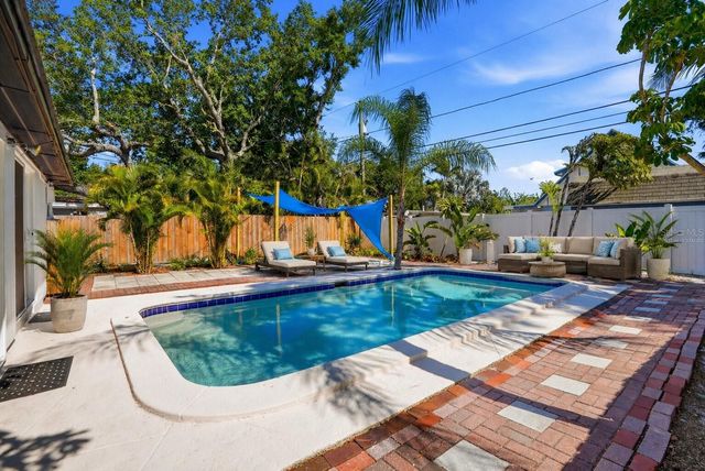 8020 24TH AVENUE N, St Petersburg, FL 33710