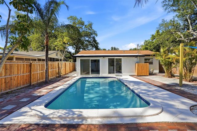 8020 24TH AVENUE N, St Petersburg, FL 33710